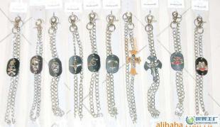 朋克搖滾風飾品腰鏈與褲鏈 潮流衣飾的個性宣言